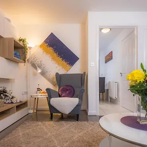 Modern 2 Bed House With Parking And Garden Nottingham