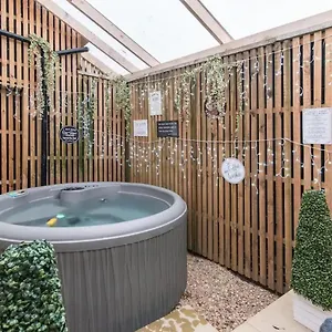 Hidden Hot Tub Retreat In Nottingham